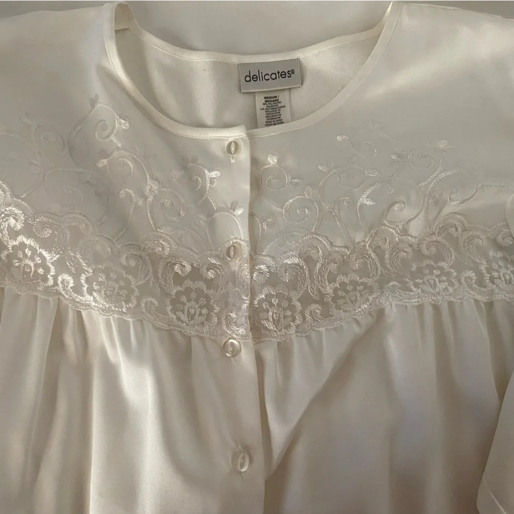 Delicates Elegant White Long Sleeve Nightgown, Nightie, embroidered M deadstock